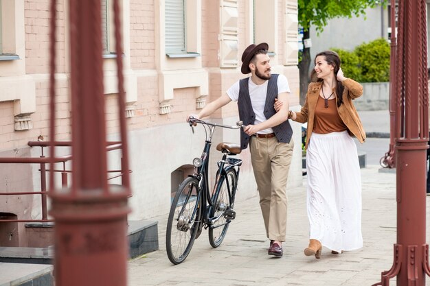 젊은 커플 자전거와 함께 산책과 포옹