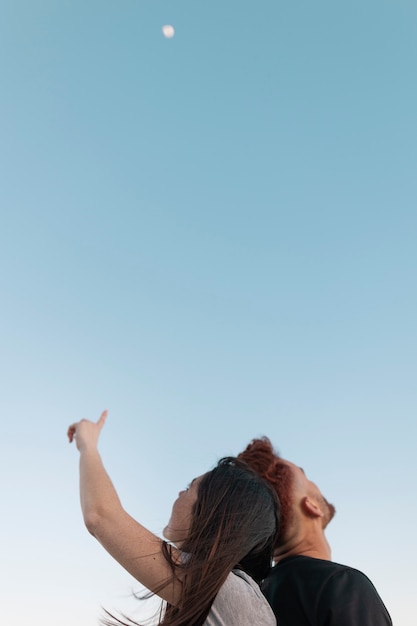 Free photo young couple wearing blank shirt