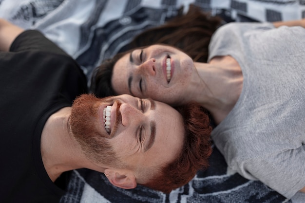 Free photo young couple wearing blank shirt