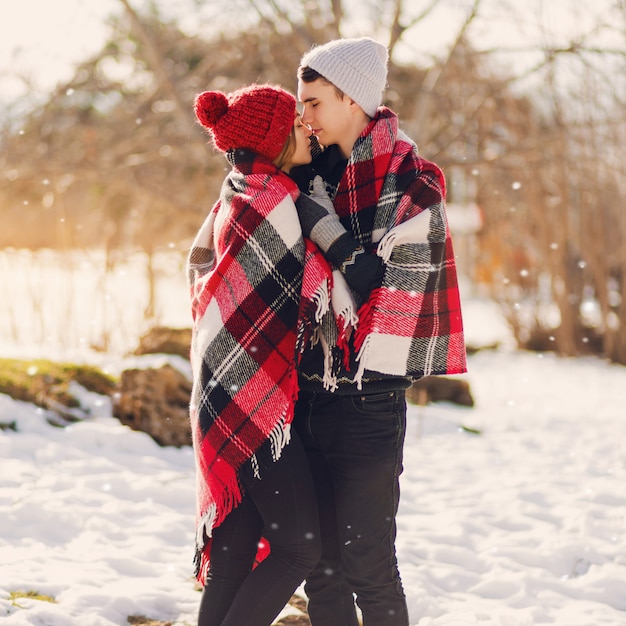 Молодая пара, носить одеяло объявление, поцелуи на снежном поле