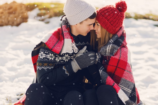 無料写真 雪原に毛布を着ている若いカップル
