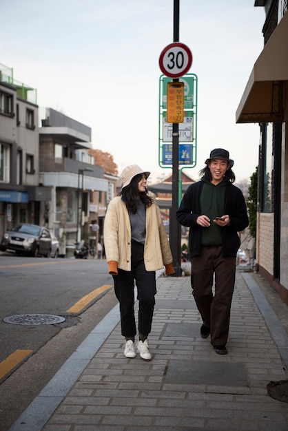 バケツの帽子をかぶっている若いカップル