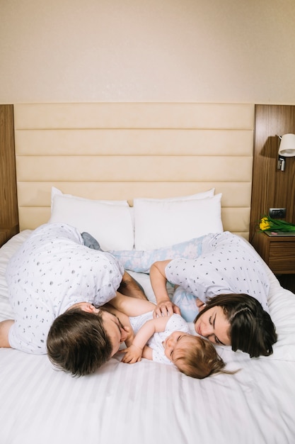 Foto gratuita giovane coppia con bambino al mattino