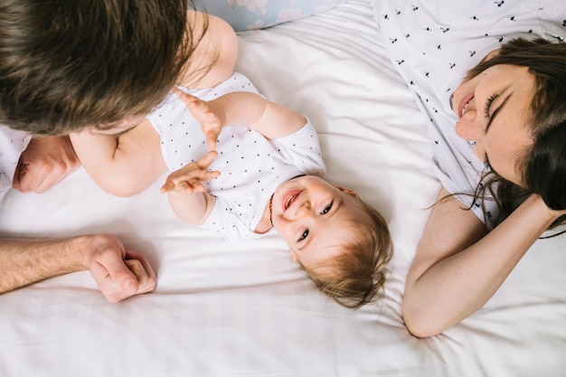 Giovane coppia con bambino al mattino