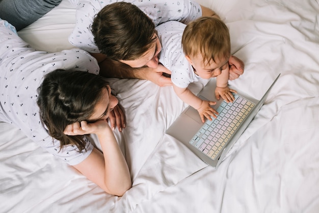 Foto gratuita giovane coppia con bambino al mattino