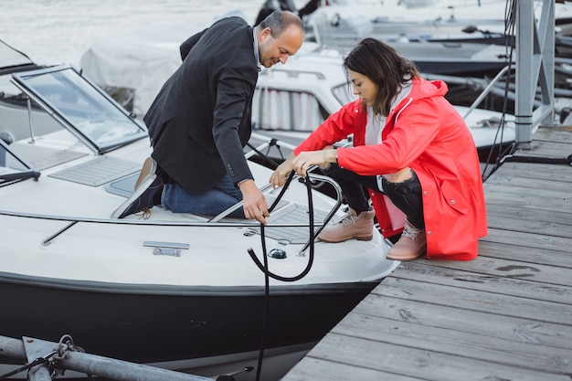 Foto gratuita giovane coppia nel porto di yachting