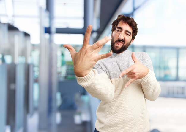 若い狂気の男幸せそうな表情