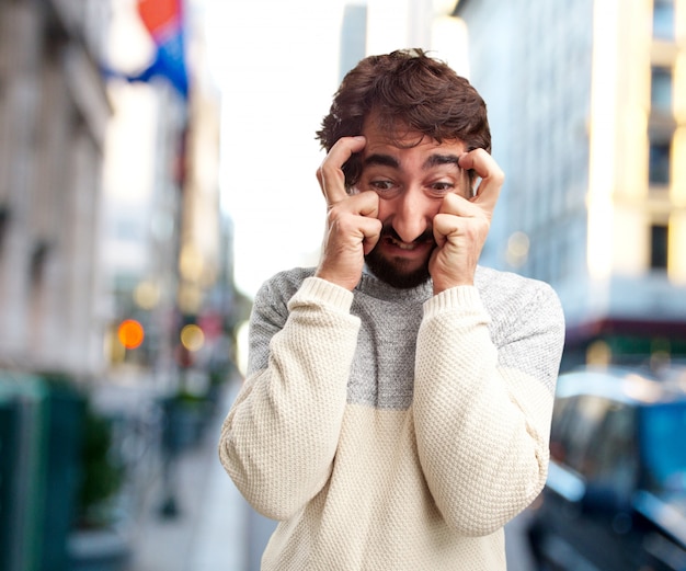 若い狂気の男が心配しました