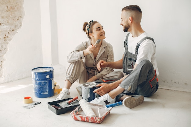 Free photo the young and cute couple repairs the room