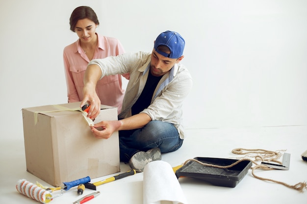 Free photo the young and cute family repairs the room