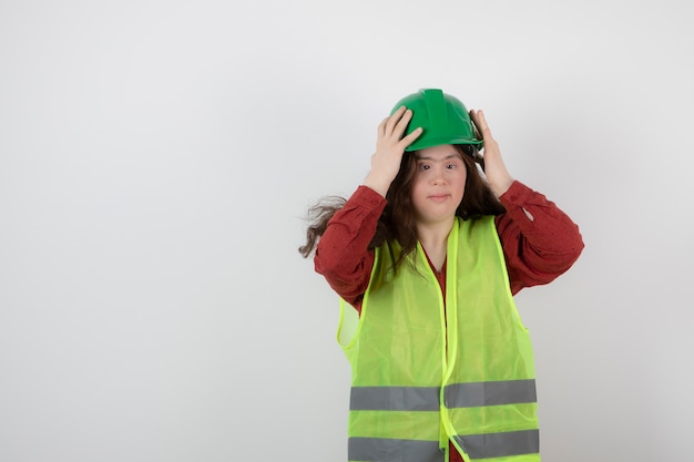 Giovane ragazza carina in piedi in maglia e indossa un casco.