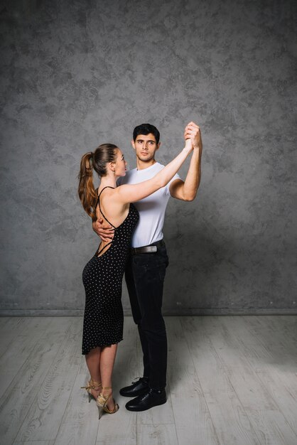 Giovani compagni di ballo che ballano il tango