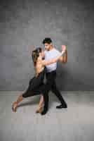 Foto gratuita giovani compagni di ballo che ballano il tango