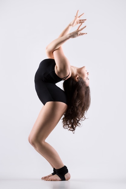Бесплатное фото Молодая женщина танцор работает