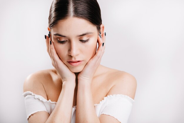 化粧と黒の背景にきれいな健康的な肌と美しい女性モデルの官能的な魅力の肖像画 無料の写真 化粧と黒の背景にきれいな健康的な肌と美しい女性モデルの官能的な魅力の肖像画 無料の写真
