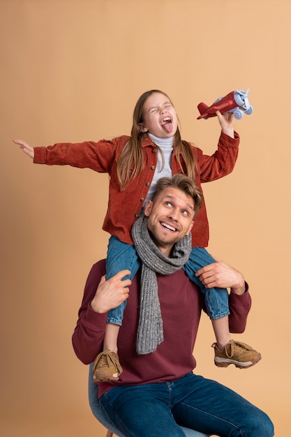 Foto gratuita giovane figlia e padre eccitati per le loro vacanze di viaggio