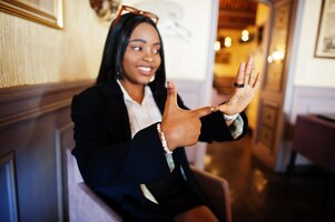 手話を使用して若い聴覚障害者のミュートアフリカ系アメリカ人女性