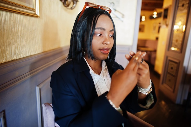 無料写真 手話を使用して若い聴覚障害者のミュートアフリカ系アメリカ人女性
