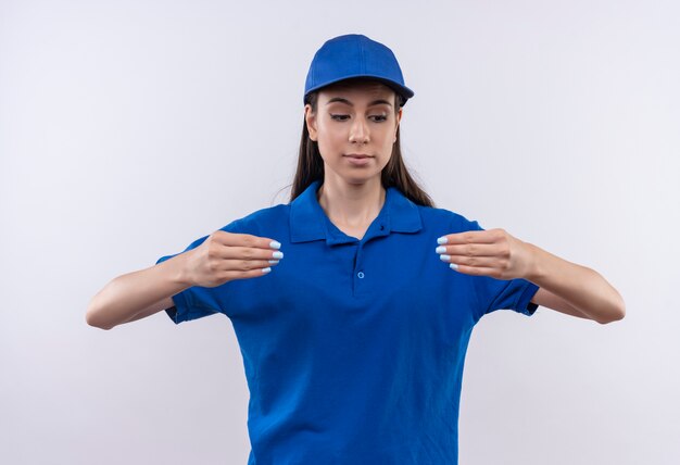 파란색 유니폼과 모자 젊은 배달 소녀 손, 신체 언어 개념으로 몸짓 자신감을 찾고