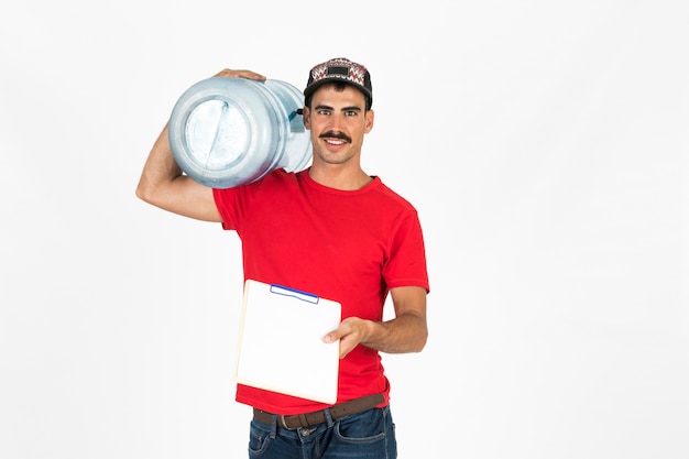 Foto gratuita giovane fattorino con caraffa d'acqua