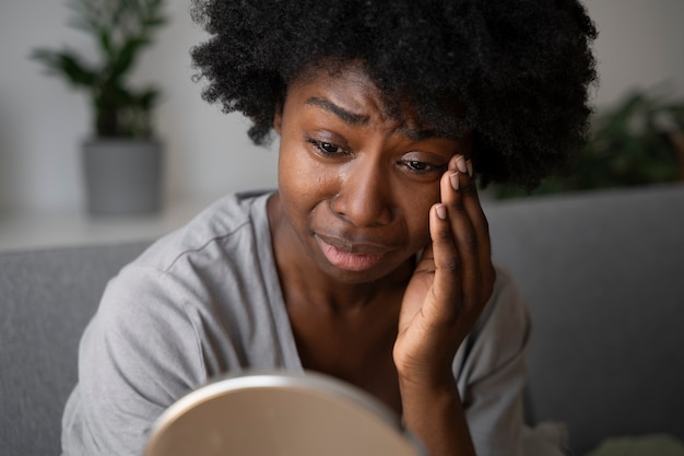 Foto gratuita adulto giovane e depresso a casa