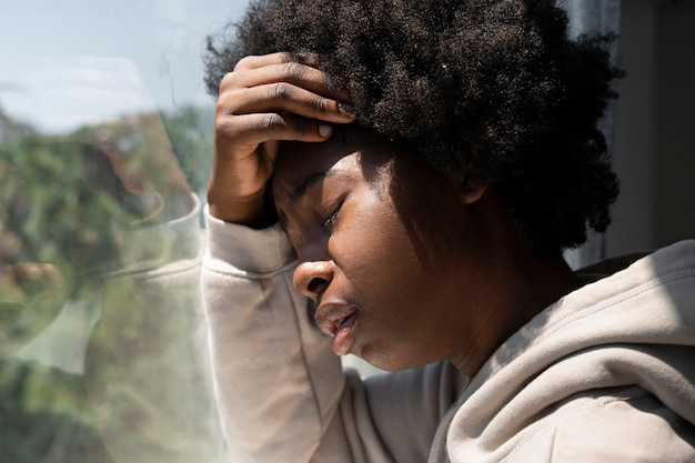 Foto gratuita adulto giovane e depresso a casa