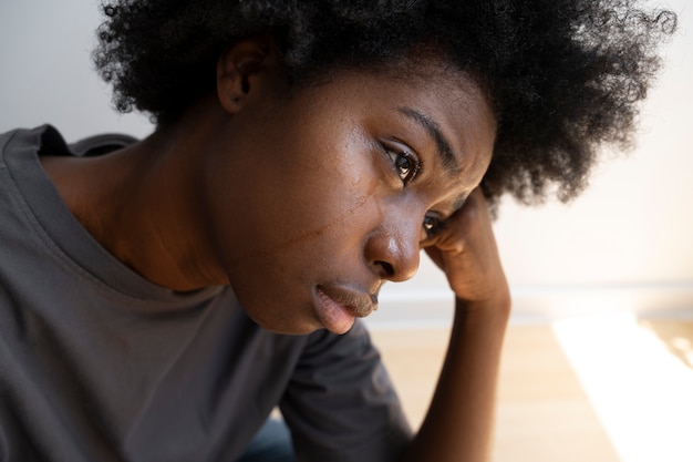 Foto gratuita adulto giovane e depresso a casa