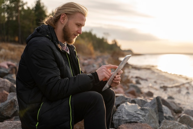 Free photo young digital nomad traveling in  winter time