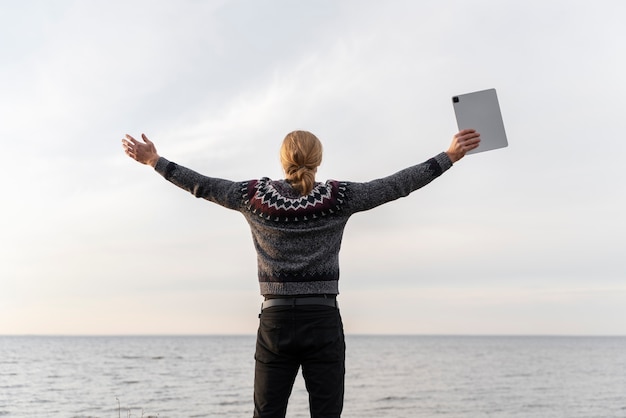 Free photo young digital nomad traveling in  winter time