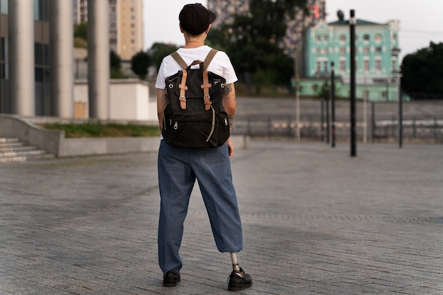 Foto gratuita giovane disabile con protesi alla gamba all'aperto