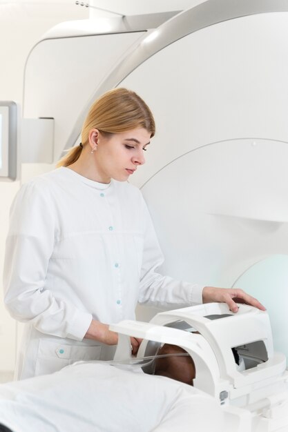 CT 스캔 전에 환자를 확인하는 젊은 의사