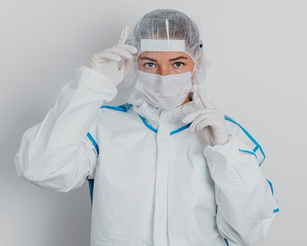 Free photo young doctor wearing a medical mask