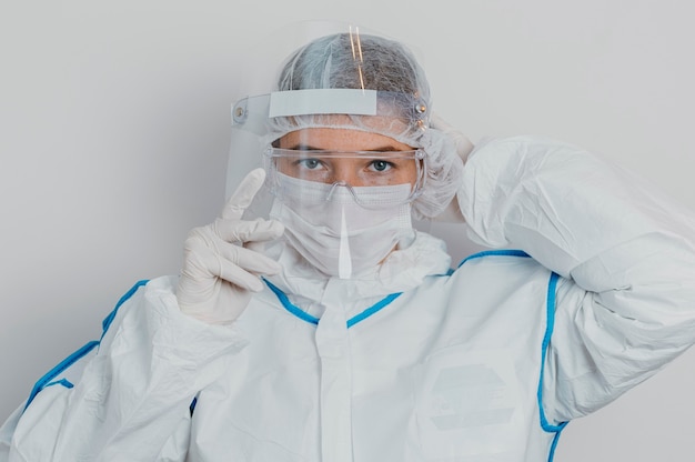 Free photo young doctor wearing a medical mask