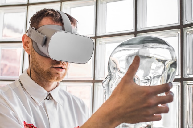 VR 시뮬레이션에서 마네킹을 검사하는 VR 고글을 착용하는 젊은 의사