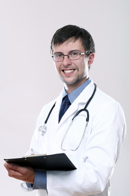 Молодой врач со стетоскопом и буфером обмена