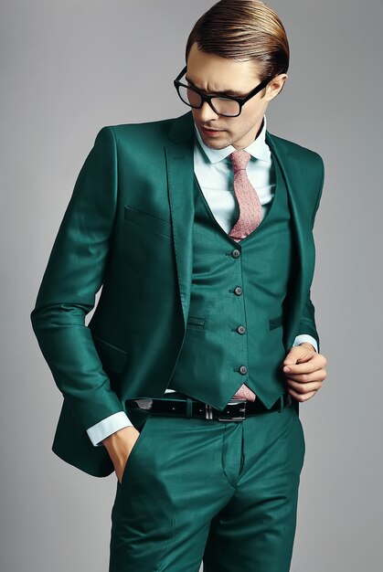 양복과 유행 안경에 젊은 우아한 잘 생긴 사업가 남성 모델