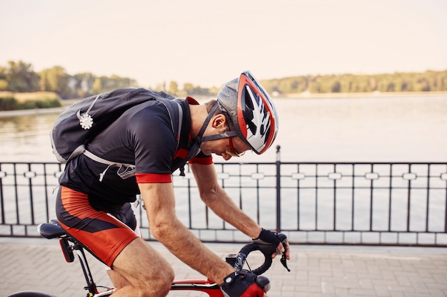 Giovane ed energico ciclista nel parco