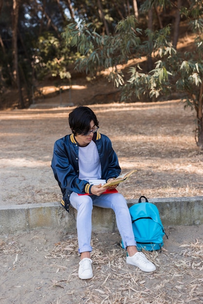 Молодой этнический подросток учится в парке