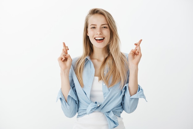 Giovane donna europea con capelli biondi