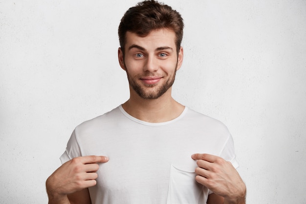 Free photo young expressive man with white t-shirt