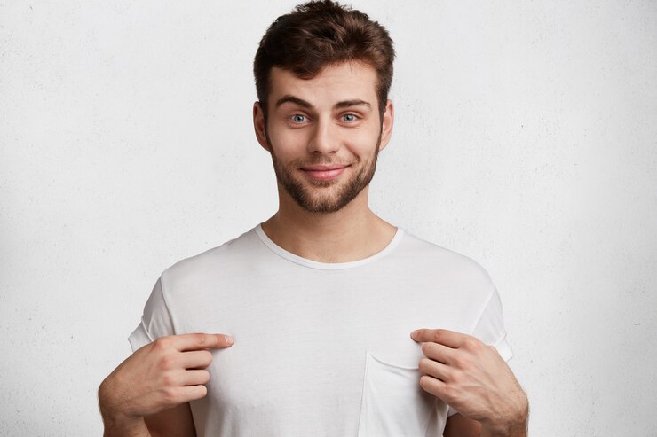 Free Photo young expressive man with white t-shirt