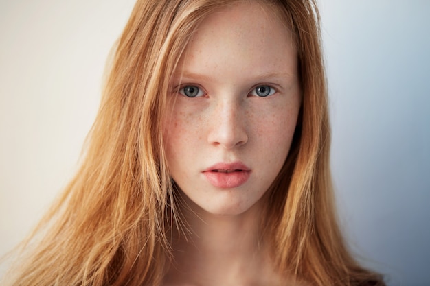 건강한 피부와 젊은 눈 소녀 아름다운 빨간 머리 주근깨 여자 얼굴 근접 촬영 초상화