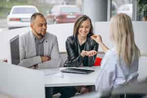 Free photo young family buying a car at a dealer