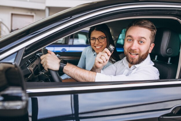 若い家族が車を買う