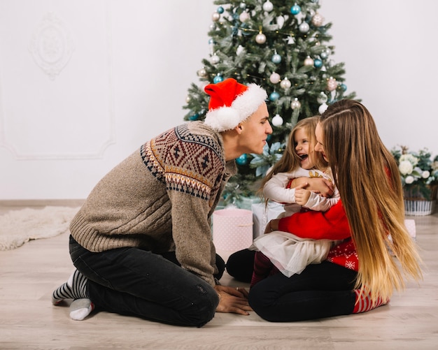 Молодая семья празднует Рождество вместе