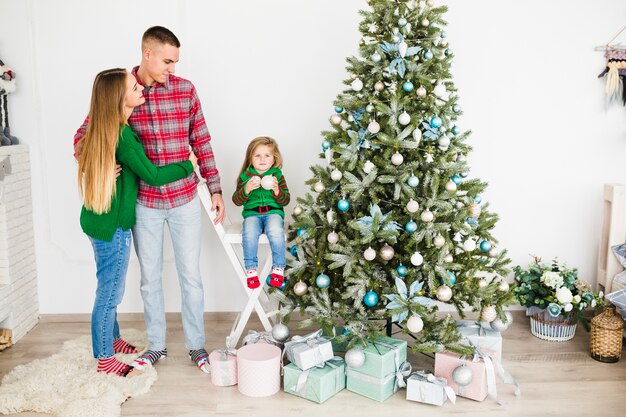 クリスマスの若い家族