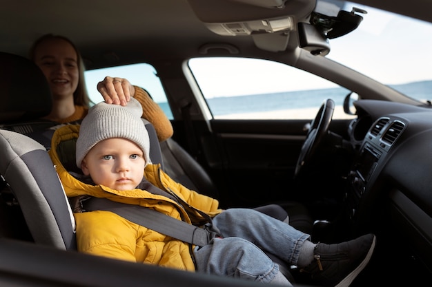 Foto gratuita giovane famiglia che si gode il viaggio