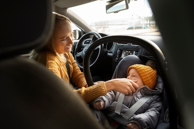 Foto gratuita giovane famiglia che si gode il viaggio