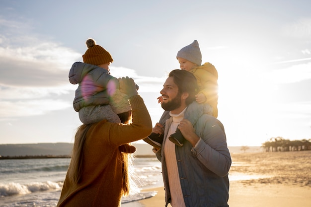 Foto gratuita giovane famiglia che si gode il viaggio