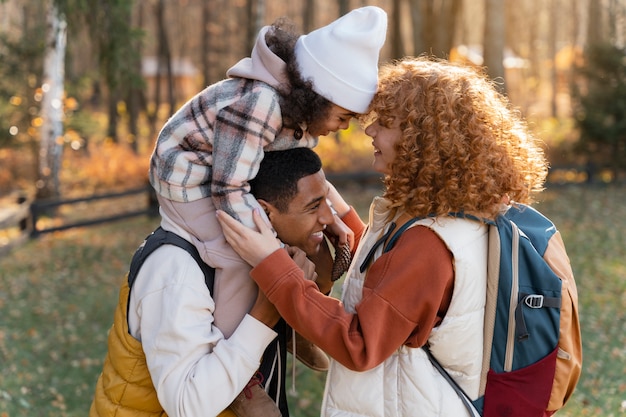 Foto gratuita giovane famiglia che si gode i viaggi